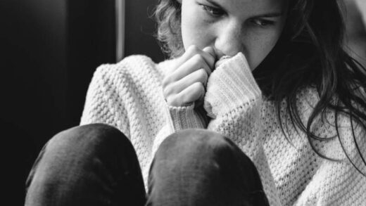 smutna kobieta po rozstaniu