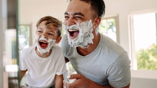 mężczyzna goli się z synem