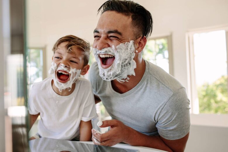 mężczyzna goli się z synem