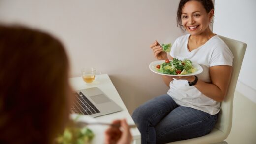 Kobieta pracująca zdalnie