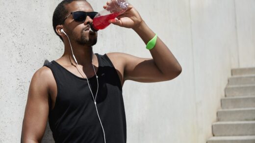 Mężczyzna pijący napój energetyczny