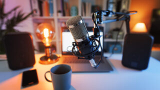 Jak założyć domowe studio podcastowe – sprzęt i akustyka w mieszkaniu